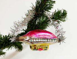 Kleurrijke vintage kerstbal - zeppelin.  Antieke kerstversiering - luchtschip