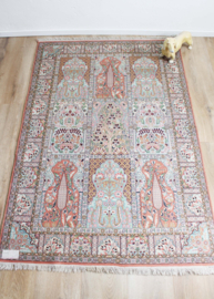 Zijdezacht vintage tapijt met bloemen. Oosters Kasjmier vloerkleed, verkleurd