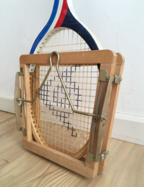 Houten retro tennisracket in regaal. Vintage Dunlop racket