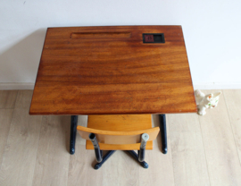 Houten vintage bureau met schoolstoel. Retro lessenaar met stoel