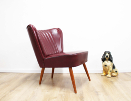 Retro cocktail fauteuil. Bordeaux rode vintage stoel, opknapper