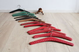 12 vintage kledinghangers van skai leer. Set retro kleerhangers o.a. met studs