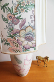 Vintage vaaslamp met prachtige kap. Keramieken lamp met roze bloemen.
