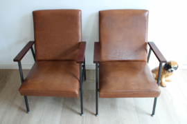 Set cognac kleurige vintage stoelen. Retro design fauteuils.