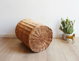 Vintage rotan mand van rotan. Retro rieten wasmand