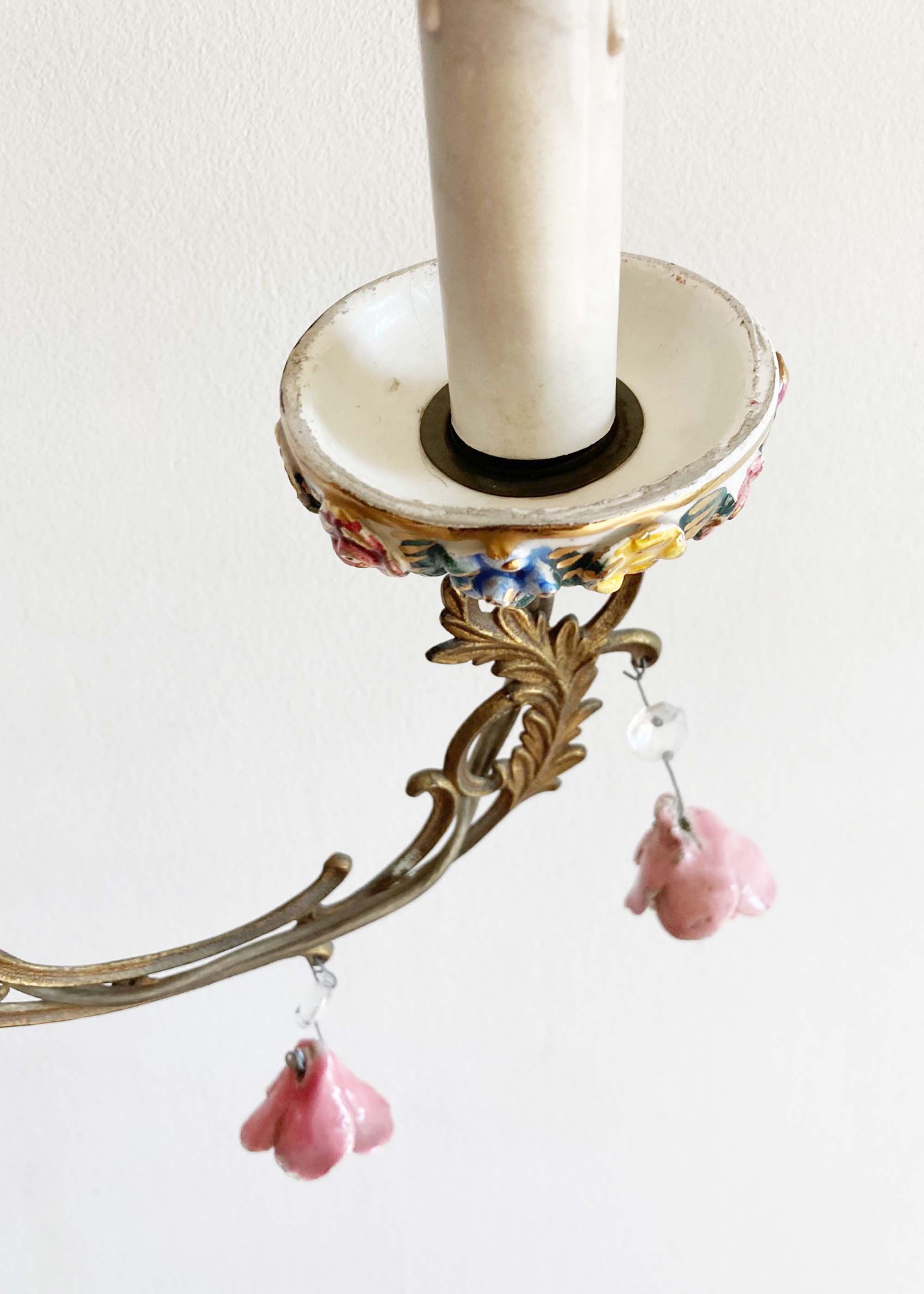 Vintage wandlampje met keramieken bloemetjes. Antiek 'kaars' lampje