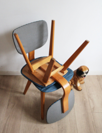 Set houten vintage stoelen met blauw/grijs skai-leer. Retro design dining chairs