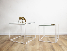 Set vintage bijzettafels, Isocele -  Max Sauze. Wit metalen retro design  mimiset.