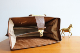 Bruine vintage aktetas. Oude retro dokterstas / schooltas
