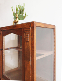 Antiek theekastje met glazen zijkanten. Houten vintage kastje