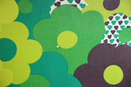 Groene vintage stretcher met bloemen. Retro ligbed / opklap bed
