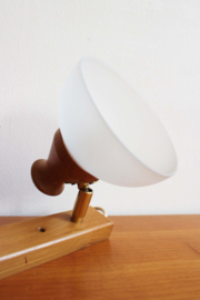 Houten vintage wandlamp met twee witte kappen. Retro lamp - Steinhauer