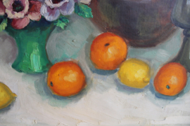 Groot olieverf schilderij op doek in lijst. Stilleven met sinaasappels en bloemen.