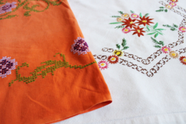 Set handgeborduurde vintage tafelkleden. Retro kleed met bloemen.