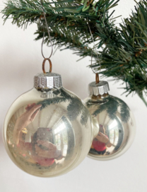 Set van 2 glazen vintage kerstballen. Antieke zilveren kerstversiering