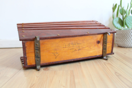 Houten vintage krantenbak. Retro lectuurbak / magazine holder