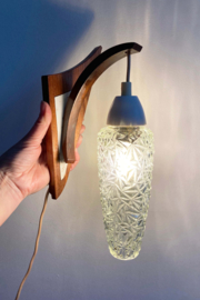Vintage lampje met glazen kap. Oud retro nacht / wandlampje