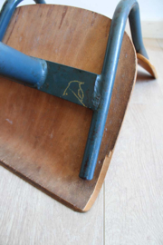 Hout/metalen vintage schoolstoel. Retro stoeltje - zithoogte 34 cm