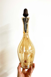 Amberkleurige glazen fles met een craquelé textuur. Vintage karaf met stop