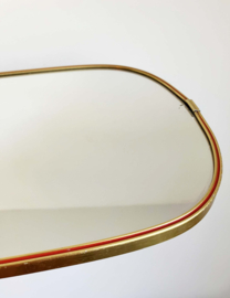 Vintage spiegel in gouden lijst. Retro wandspiegeltje