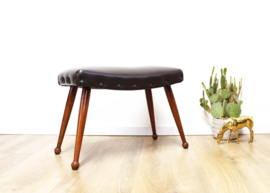 Vintage voetenbankje met bruin skai leer. Houten retro kruk/luiwammes