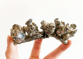 Verzilverde vogeltjes op een tak. Vintage beeldje met 5 vogels
