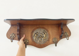 Houten vintage wandkapstok met gouden details. Antieke (?) kapstok met plaquette