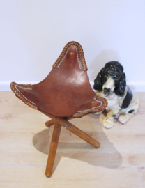 Houten vintage krukje met lederen zitting. Opvouwbare retro kruk, tripod