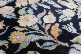 Wollen vintage tapijt met bloemen. Handgeweven Oosters kleed