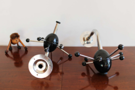 Set van 2 vintage Sputnik kapstokken. Zwarte retro design kapstokjes,  Osvaldi Borsani stijl