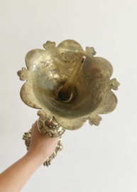 Grote antieke kandelaar, 50 cm.  Goudkleurige (messing - brons?)  kaarsenhouder