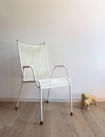 Witte vintage tuinstoel. Retro spaghetti stoel