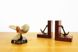 Set houten vintage boekensteunen met ankers en nautische presse papier.