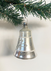 Glazen vintage kerstbal - belletje. Antieke zilveren kerstklokje met bloem