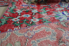 Oosterse rode vintage loper. Lang Boho tapijt / vloerkleed met bloemen