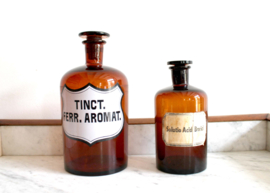 Twee originele apothekersflessen met dop. Bruine vintage stopfles met etiket