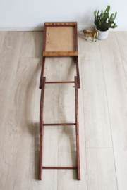 Vintage voetenbankje met cognac skai bekleding. Houten retro schommelbankje