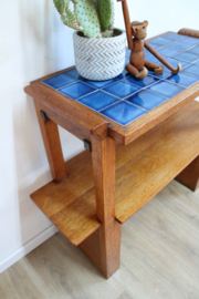 Houten vintage side table met blauwe tegels. Retro tafel