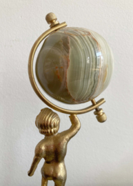 Art Deco stijl Putti met globe. Messing vintage beeldje met onyx bol.