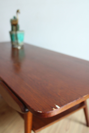 Houten vintage salontafel met omkeerbaar blad. Retro design tafel