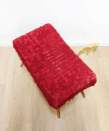Vintage voetenbankje met rood pluche. Houten retro kruk/luiwammes