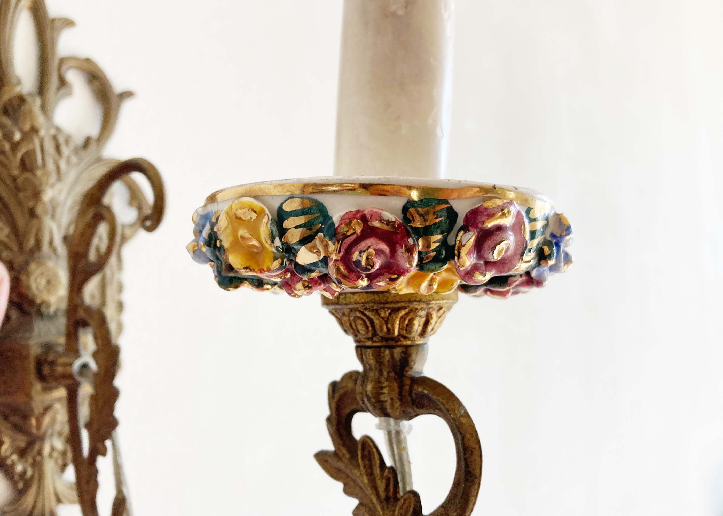 Vintage wandlampje met keramieken bloemetjes. Antiek 'kaars' lampje