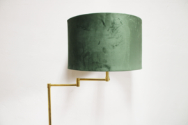 Goudkleurig vloerlamp met groene kap. Vintage lamp in Hollywood Regency stijl