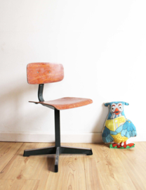 Vintage schoolstoeltje. Industriële retro stoel, zithoogte 33 cm
