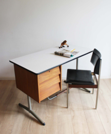Tof vintage bureau met stoel. Hout / metalen retro werktafel met schoolstoel