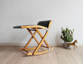 Vintage voetenbankje met groene skai bekleding. Houten retro schommelbankje