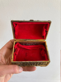 Goudkleurig schatkistje met rode bekleding. Vintage sieraden kist