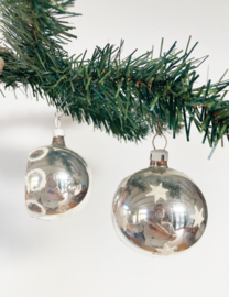 Set zilveren vintage kerstballen. Glazen kerstversiering, deukbal en sterretjes