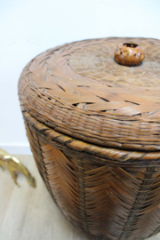 Grote vintage wicker mand met deksel. Rieten retro wasmand
