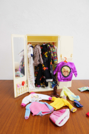 Vintage kledingkast voor Sindy (of Barbie) met inhoud. Retro speelgoed kast
